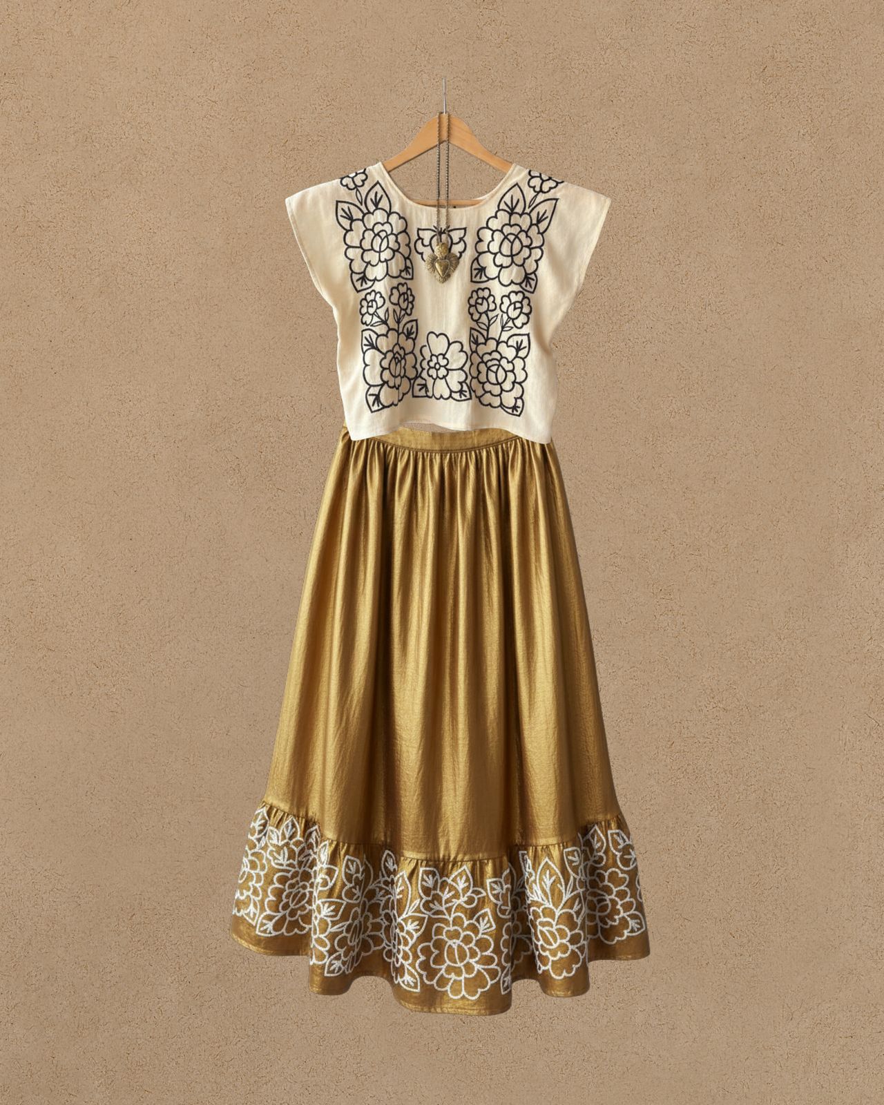 TRAJE DE GALA FLOR ISTMEÑA DORADO